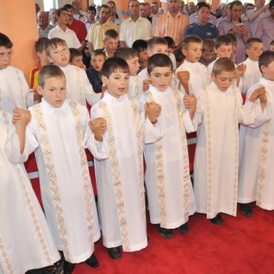 16 iunie: Ciugheş: Prima sfântă Împărtăşanie