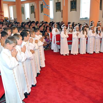 16 iunie: Ciugheş: Prima sfântă Împărtăşanie