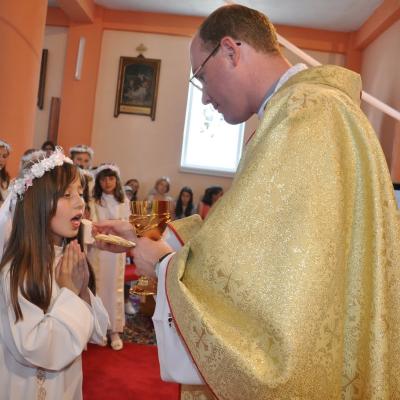 16 iunie: Ciugheş: Prima sfântă Împărtăşanie