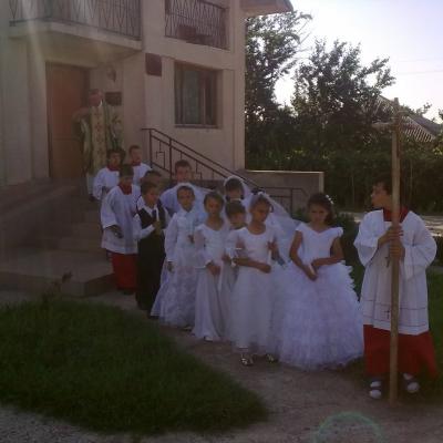 16 iunie: Valea Mică: Prima sfântă Împărtăşanie