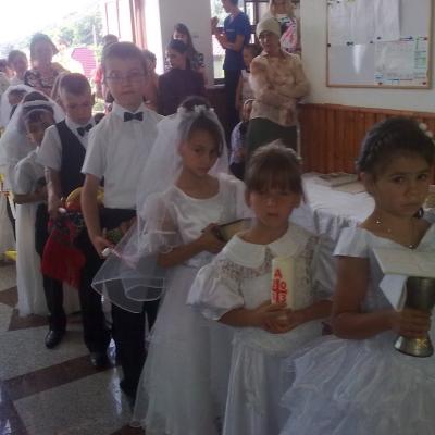 16 iunie: Valea Mică: Prima sfântă Împărtăşanie
