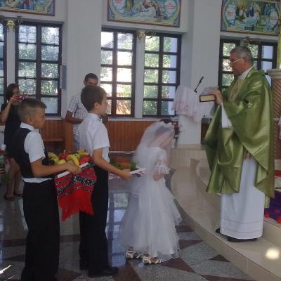 16 iunie: Valea Mică: Prima sfântă Împărtăşanie
