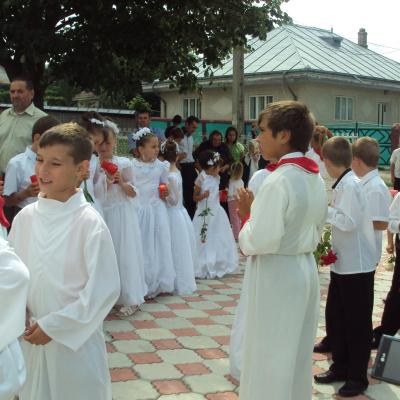 30 iunie: Băluşeşti: Prima sfântă Împărtăşanie