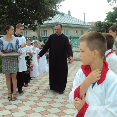 30 iunie: Băluşeşti: Prima sfântă Împărtăşanie