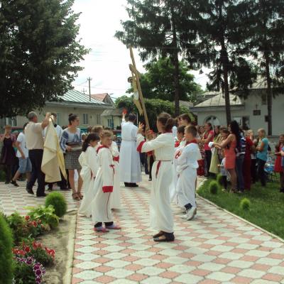 30 iunie: Băluşeşti: Prima sfântă Împărtăşanie