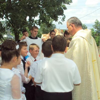30 iunie: Băluşeşti: Prima sfântă Împărtăşanie