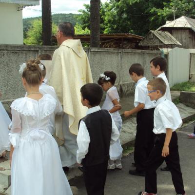30 iunie: Băluşeşti: Prima sfântă Împărtăşanie