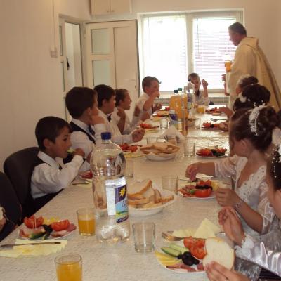 30 iunie: Băluşeşti: Prima sfântă Împărtăşanie