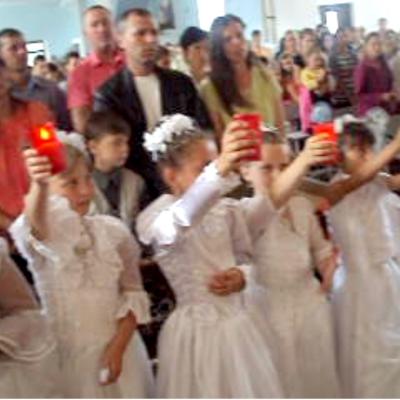 30 iunie: Băluşeşti: Prima sfântă Împărtăşanie