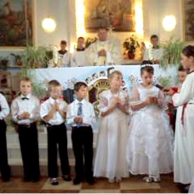 30 iunie: Băluşeşti: Prima sfântă Împărtăşanie