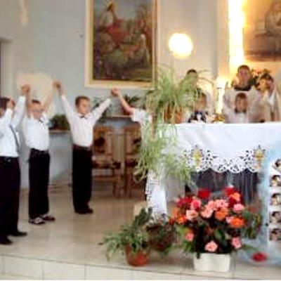 30 iunie: Băluşeşti: Prima sfântă Împărtăşanie