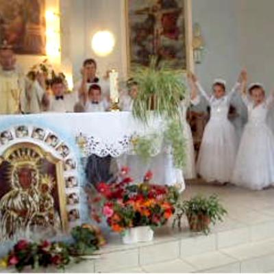 30 iunie: Băluşeşti: Prima sfântă Împărtăşanie
