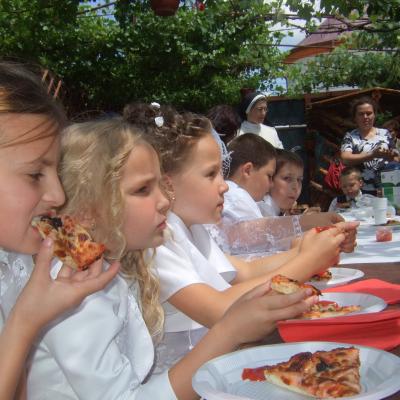 30 iunie: Siret: Prima sfântă Împărtăşanie