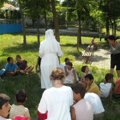 7-12 iulie: Roman: "Pictează viaţa ta în culorile iubirii"