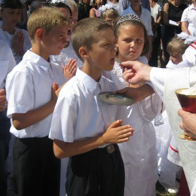 14 iulie: Schineni: Prima Sfântă Împărtăşanie