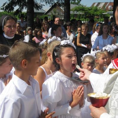 14 iulie: Schineni: Prima Sfântă Împărtăşanie