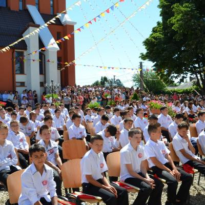21 iulie: Iugani: Inaugurarea grotei şi administrarea Mirului