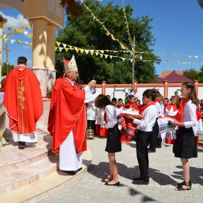 21 iulie: Iugani: Inaugurarea grotei şi administrarea Mirului