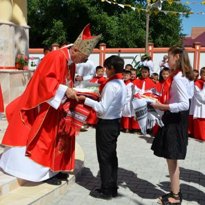 21 iulie: Iugani: Inaugurarea grotei şi administrarea Mirului