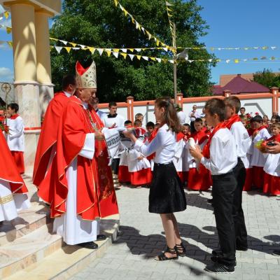 21 iulie: Iugani: Inaugurarea grotei şi administrarea Mirului