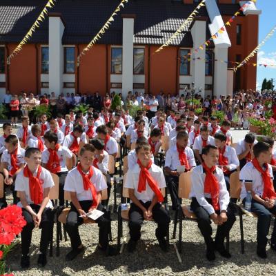 21 iulie: Iugani: Inaugurarea grotei şi administrarea Mirului