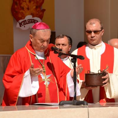 21 iulie: Iugani: Inaugurarea grotei şi administrarea Mirului