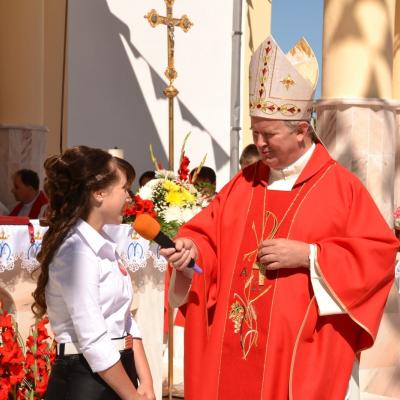 21 iulie: Iugani: Inaugurarea grotei şi administrarea Mirului