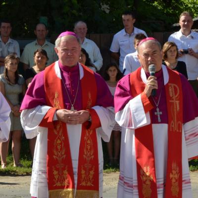 21 iulie: Iugani: Inaugurarea grotei şi administrarea Mirului