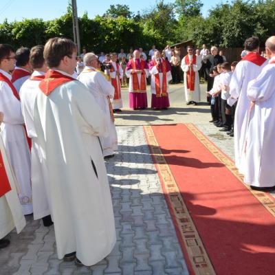 21 iulie: Iugani: Inaugurarea grotei şi administrarea Mirului
