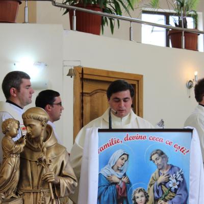 31 iulie: Roman ("Isus, Bunul Păstor"): Înmânarea numirilor preoţilor nou-sfinţiţi