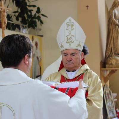 31 iulie: Roman ("Isus, Bunul Păstor"): Înmânarea numirilor preoţilor nou-sfinţiţi