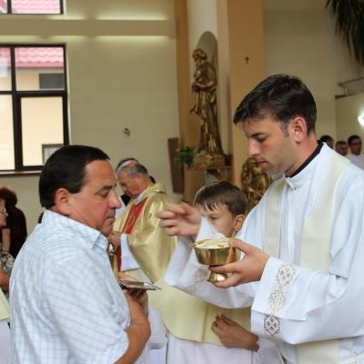 31 iulie: Roman ("Isus, Bunul Păstor"): Înmânarea numirilor preoţilor nou-sfinţiţi