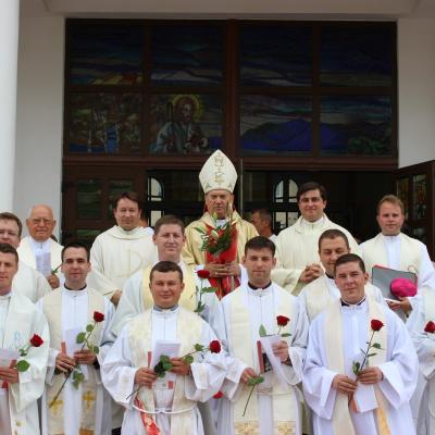 31 iulie: Roman ("Isus, Bunul Păstor"): Înmânarea numirilor preoţilor nou-sfinţiţi