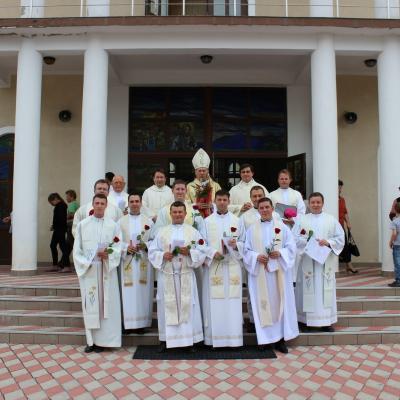 31 iulie: Roman ("Isus, Bunul Păstor"): Înmânarea numirilor preoţilor nou-sfinţiţi