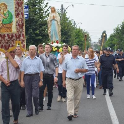 14 august: Bacău: În procesiune la Baraţi: "S-a meritat să fiu acolo"