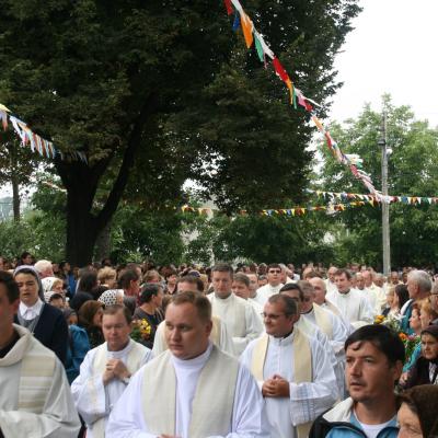 15 august: Baraţi: Procesiune în sărbătoarea Adormirea Maicii Domnului