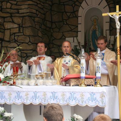 15 august: Baraţi: Procesiune în sărbătoarea Adormirea Maicii Domnului