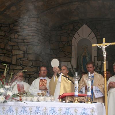 15 august: Baraţi: Procesiune în sărbătoarea Adormirea Maicii Domnului