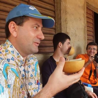 17 octombrie: Iaşi: Vestitori curajoşi pe străzile lumii... în Coasta de Fildeş