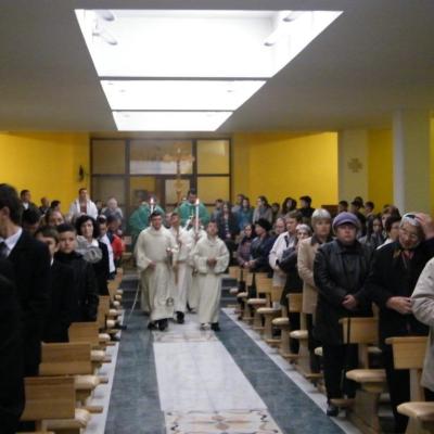 27 octombrie: Oneşti: Deschiderea triduumului solemn de pregătire la sărbătoarea aniversării beatificării fericitului Ieremia
