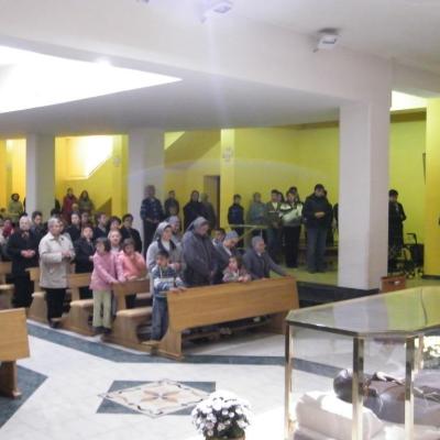 27 octombrie: Oneşti: Deschiderea triduumului solemn de pregătire la sărbătoarea aniversării beatificării fericitului Ieremia