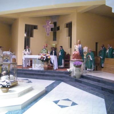 27 octombrie: Oneşti: Deschiderea triduumului solemn de pregătire la sărbătoarea aniversării beatificării fericitului Ieremia