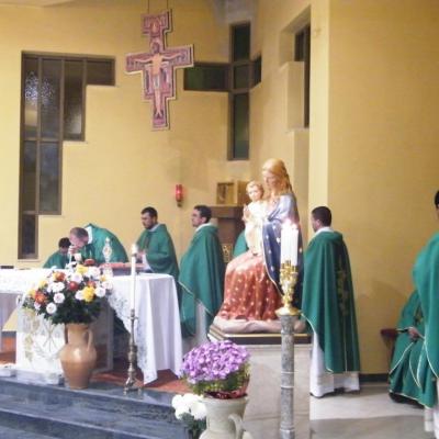 27 octombrie: Oneşti: Deschiderea triduumului solemn de pregătire la sărbătoarea aniversării beatificării fericitului Ieremia