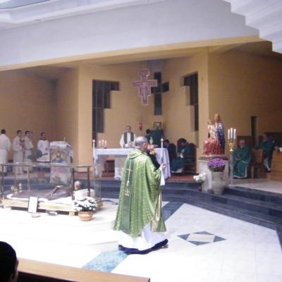 27 octombrie: Oneşti: Deschiderea triduumului solemn de pregătire la sărbătoarea aniversării beatificării fericitului Ieremia