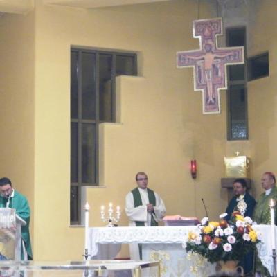 27 octombrie: Oneşti: Deschiderea triduumului solemn de pregătire la sărbătoarea aniversării beatificării fericitului Ieremia