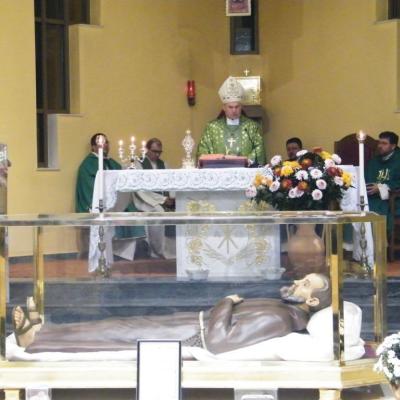 27 octombrie: Oneşti: Deschiderea triduumului solemn de pregătire la sărbătoarea aniversării beatificării fericitului Ieremia