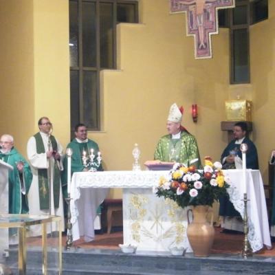 27 octombrie: Oneşti: Deschiderea triduumului solemn de pregătire la sărbătoarea aniversării beatificării fericitului Ieremia