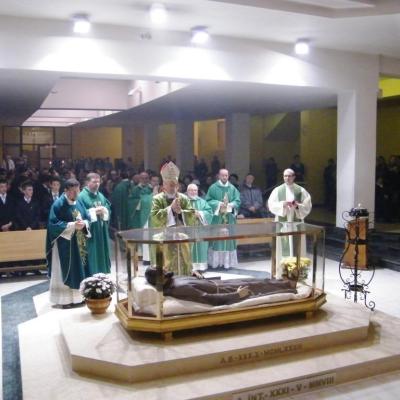 27 octombrie: Oneşti: Deschiderea triduumului solemn de pregătire la sărbătoarea aniversării beatificării fericitului Ieremia