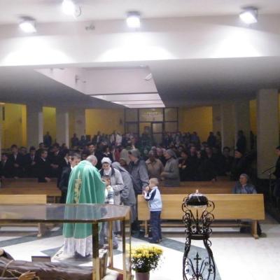 27 octombrie: Oneşti: Deschiderea triduumului solemn de pregătire la sărbătoarea aniversării beatificării fericitului Ieremia