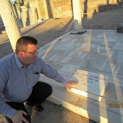Pr. Benone Butacu la mormântul sfântului evanghelist Ioan